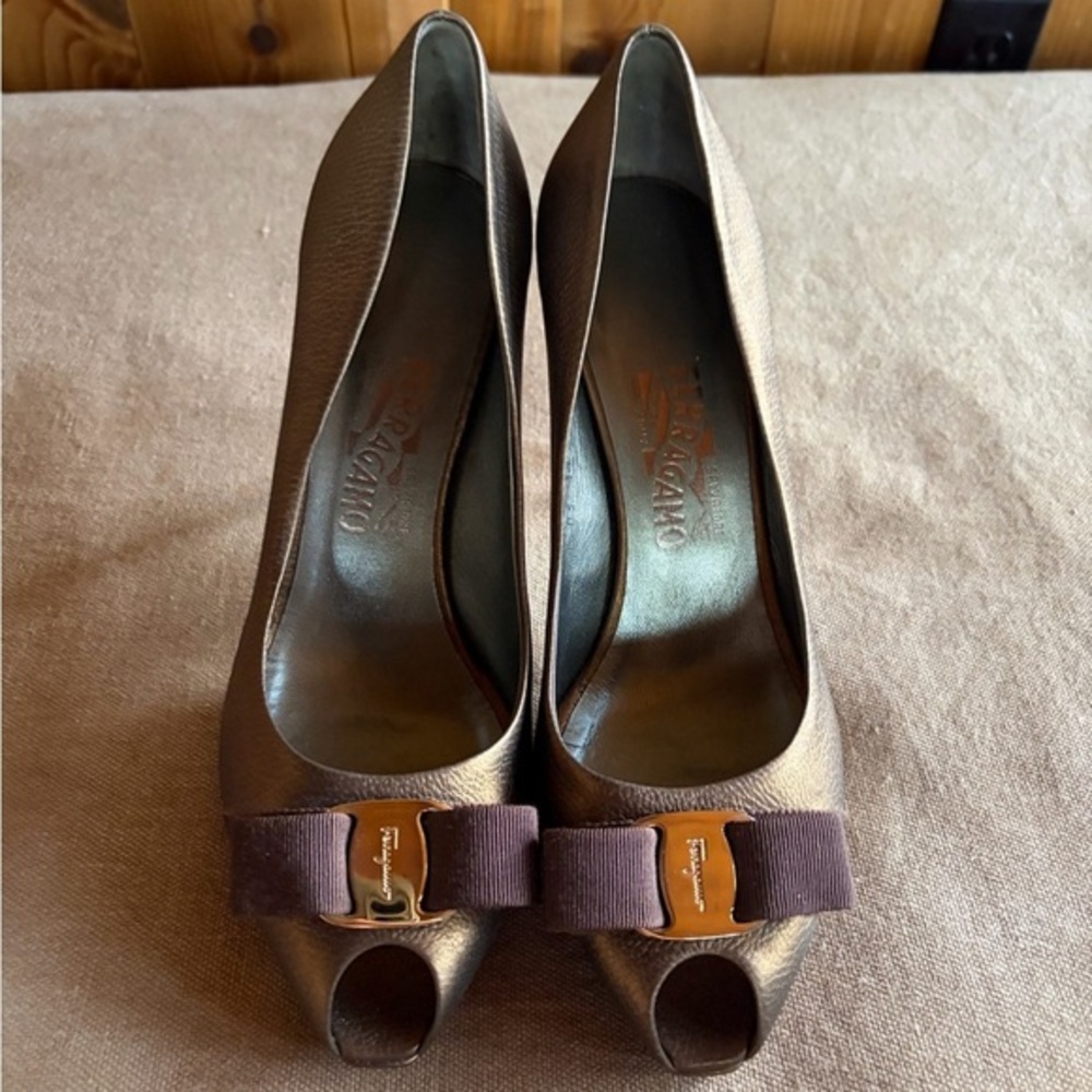 Salvatore Ferragamo Vara Bronze Metallic Pumps 9.5 C